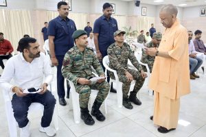 ‘সীমান্তে লড়ুন নিশ্চিন্তে, পরিবারের দায়িত্ব আমার’, ‘জনতা দর্শনে’ জওয়ানদের বার্তা যোগীর