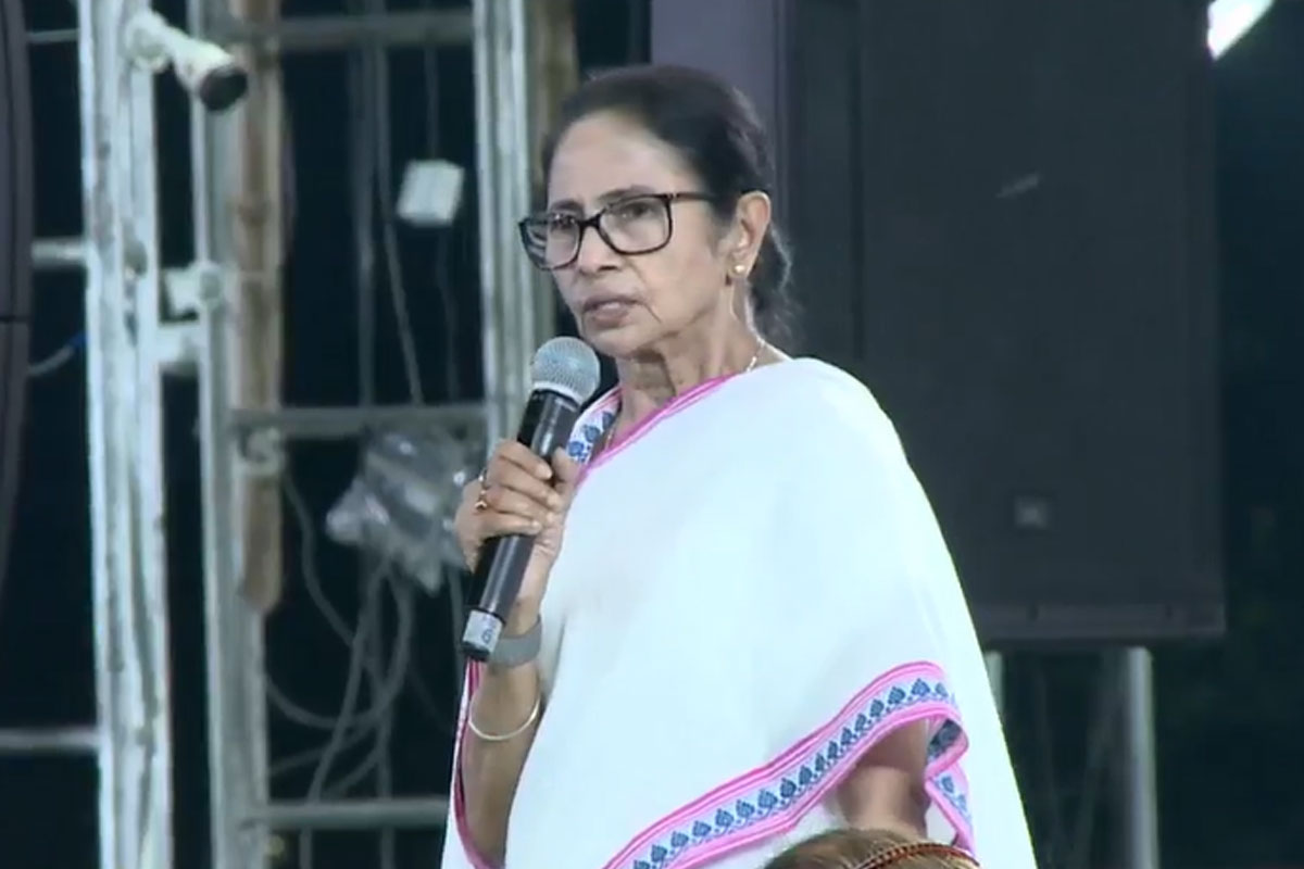 ‘ইভিএম কারচুপি করবে বলে খবর পেয়েছি’, ধরনামঞ্চ থেকে একযোগে বিজেপি-কমিশনকে তোপ মমতার
