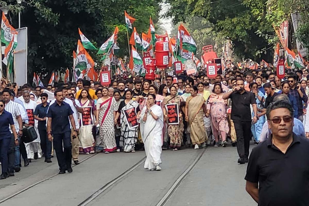 প্রথম দফার পরই রাজপথে মমতা, ভোটপ্রচার ও SIR প্রতিবাদে দক্ষিণ কলকাতায় বিরাট পদযাত্রা