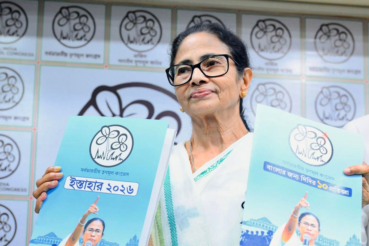 এবার দুয়ারে চিকিৎসার ‘প্রতিজ্ঞা’ মমতার, ইস্তেহারে সরকারি স্কুলের সামগ্রিক পরিকাঠামো উন্নয়নও