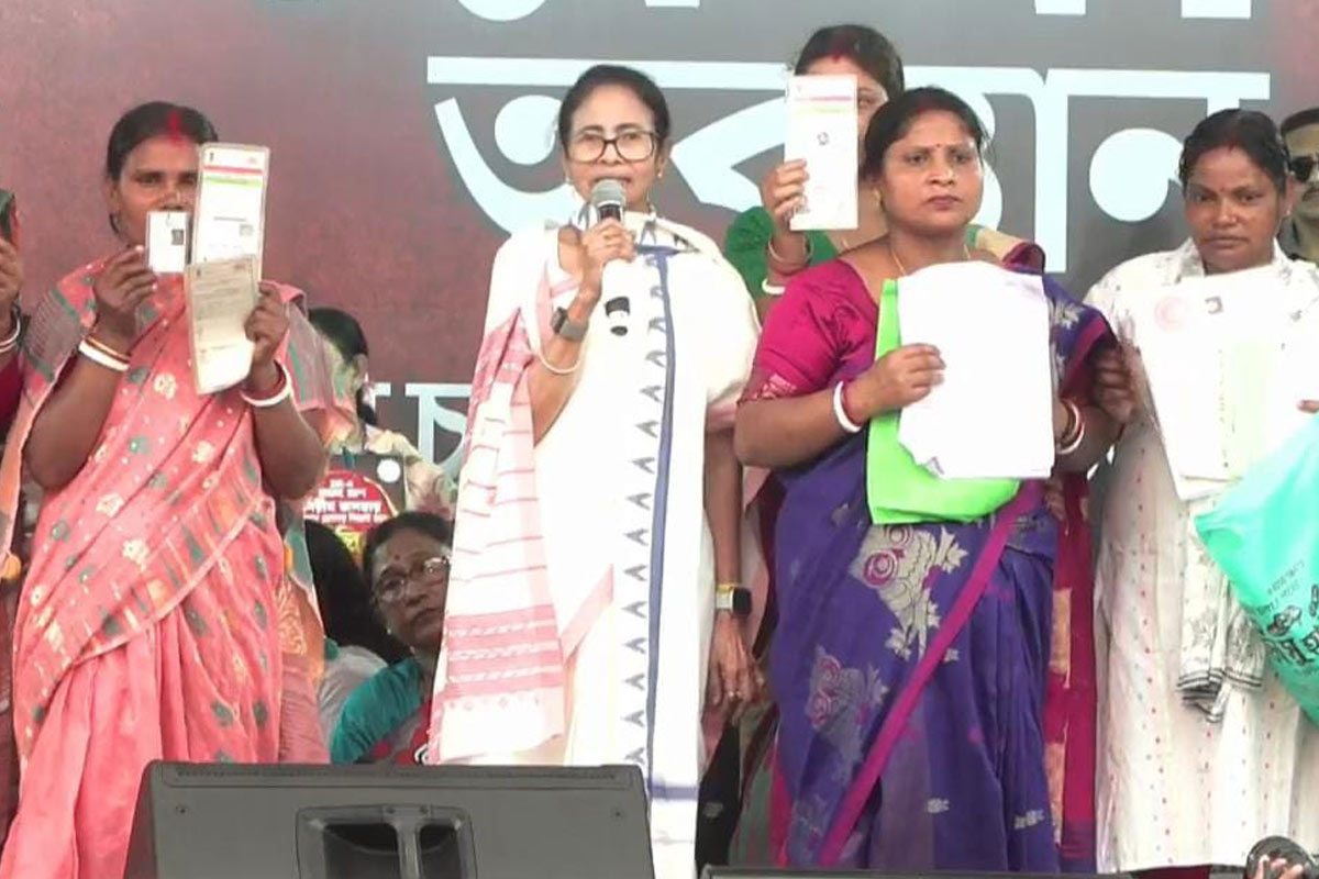 ধরনা মঞ্চে ভবানীপুরের ‘ভূত’ হাঁটালেন মমতা! ‘জনতার দরবারে’ বিচার চেয়ে কমিশন-বিজেপিকে বিঁধলেন দিদি