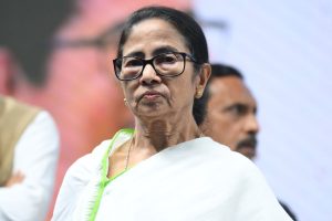 দেড়ঘণ্টা আকাশে চক্কর, অবশেষে দুর্যোগ মাথায় দমদমে নামল মমতার বিমান