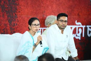 রাতে ধরনা মঞ্চেই থাকবেন মমতা, বক্তৃতা শেষে ‘দিদি’কে প্রণাম অভিষেকের