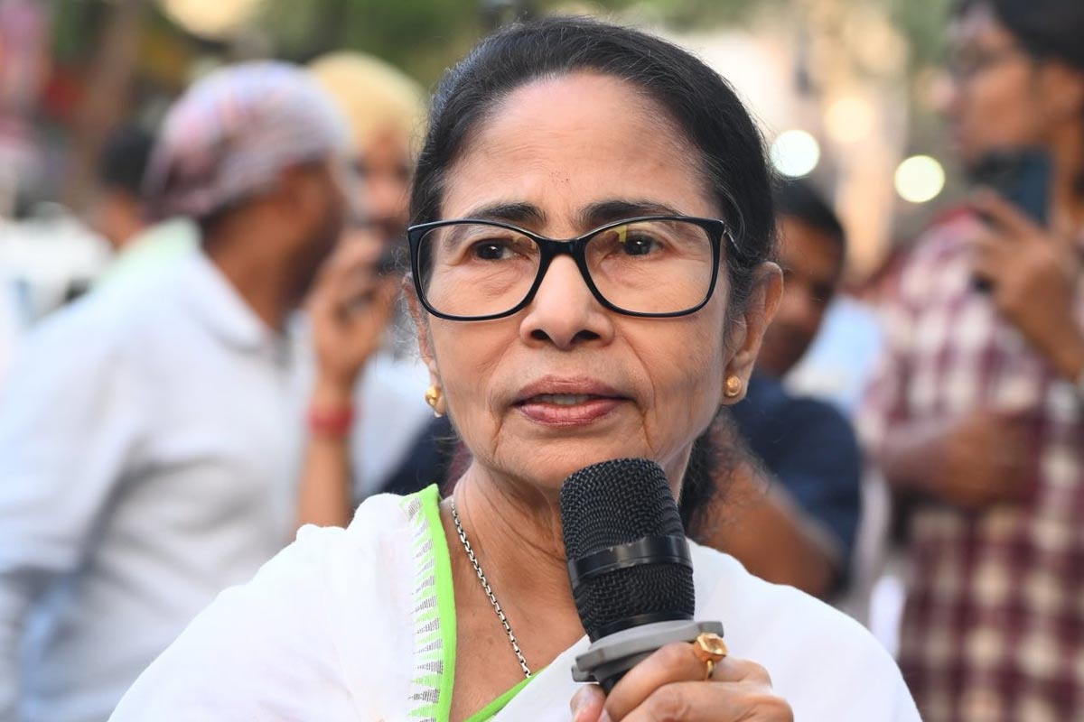 দুর্যোগ মাথায় করে মাঝ আকাশে বিমানে চক্কর, বিপর্যয় নিয়ে মুখ খুললেন মমতা