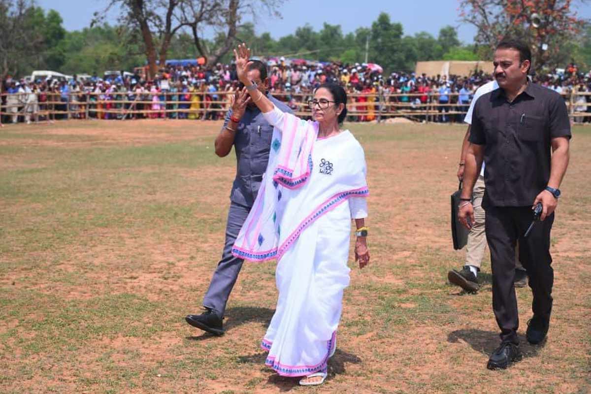 দু’দিনে দুই মেদিনীপুরে চার জনসভা মমতার, হেভিওয়েট প্রার্থীদের হয়ে প্রচার