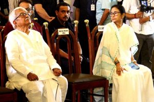 ‘আরে বিমানদা, পিছনে কেন?’ রাজ্যপালের শপথ অনুষ্ঠানে প্রবীণ নেতাকে বেনজির সৌজন্য মমতার