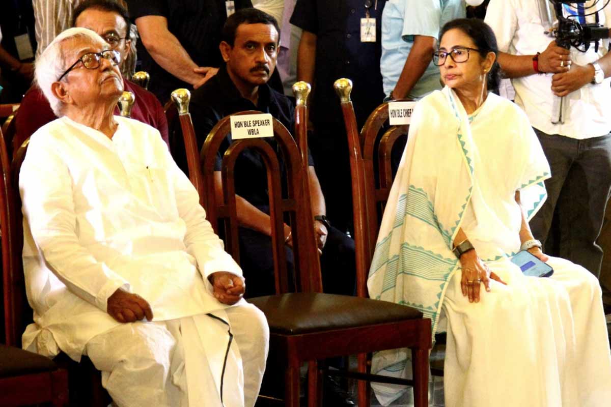 ‘আরে বিমানদা, পিছনে কেন?’ রাজ্যপালের শপথ অনুষ্ঠানে প্রবীণ নেতাকে বেনজির সৌজন্য মমতার