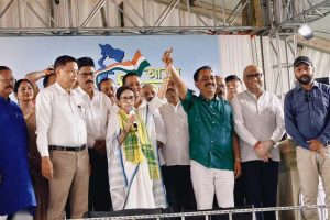 ‘কষ্ট করে হাসপাতালে ছুটতে হবে না’, নির্বাচনী সভা থেকে ‘দুয়ারে স্বাস্থ্য’-র প্রতিশ্রুতি ‘দিদি’র
