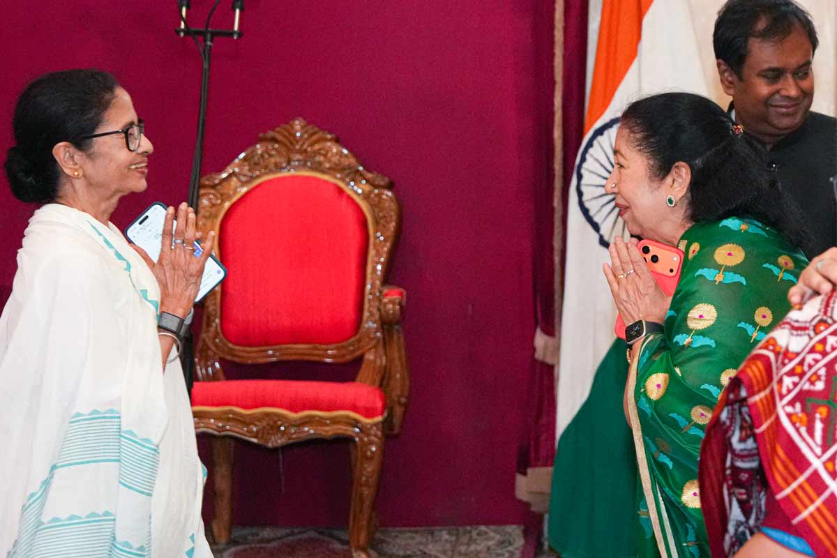 Mamata Banerjee shows Bengal hospitality