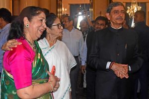 ‘বউদির সঙ্গে আলাপ হয়ে গিয়েছে’, লোকভবনে বাংলার আতিথেয়তা দেখালেন মমতা, আপ্লুত রবি