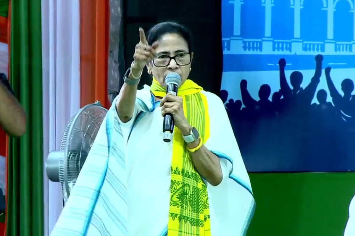 রাতারাতি ‘বিচারাধীন’ তালিকায় গোটা রাজ্য! কমিশনের সাফাই উড়িয়ে মমতা বলছেন, ‘টেকনিক্যালি বজ্জাতি’