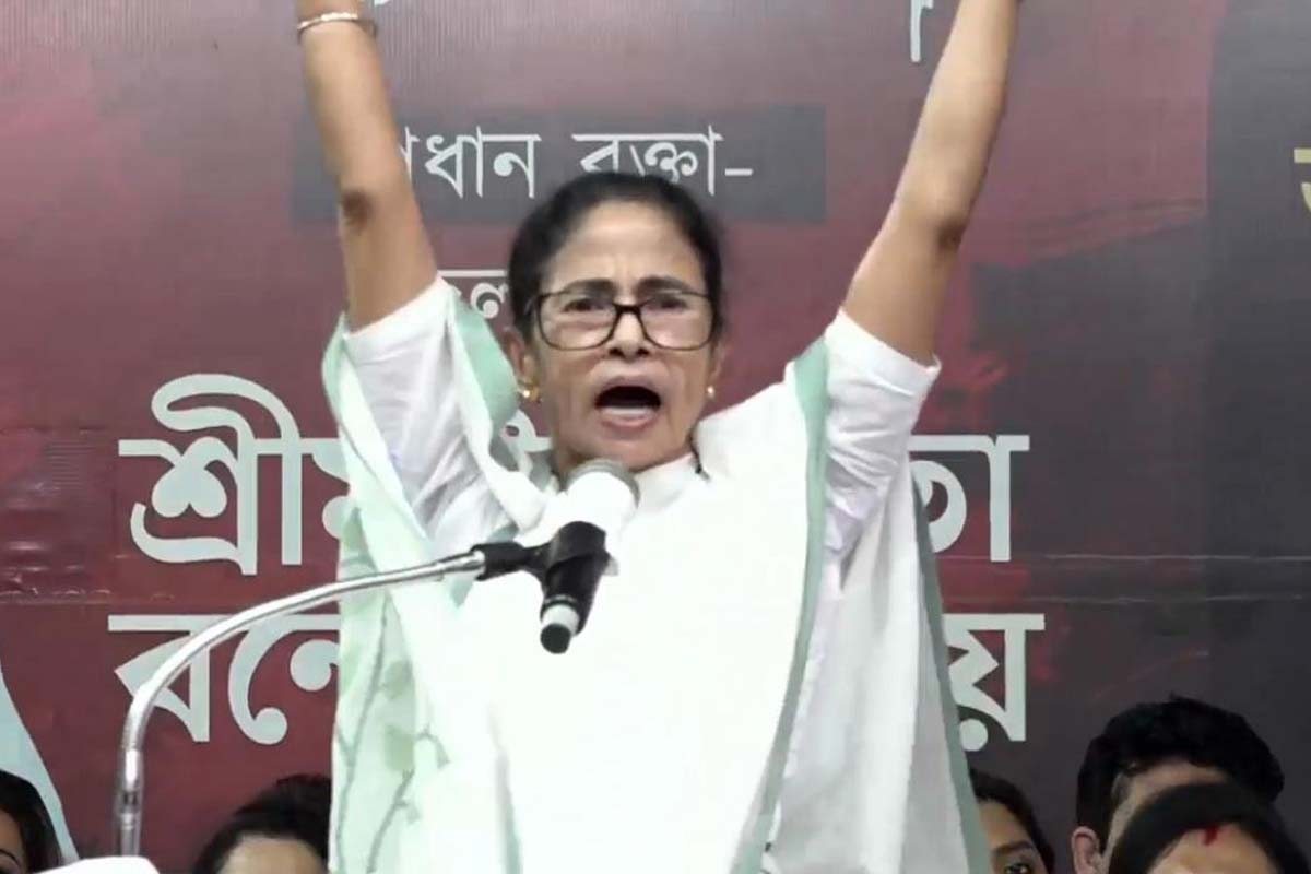 ‘মধ্যরাতে একজন বাঙালি মুখ্যসচিবকে সরিয়েছেন’ ধর্মতলার মঞ্চ থেকে কমিশনকে বিঁধলেন মমতা