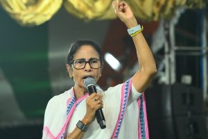 ‘ধর্মের কল বাতাসে নড়ে, রামনবমীর দিন বলে গেলাম’, কমিশন-বিজেপিকে একসুরে বিঁধলেন মমতা