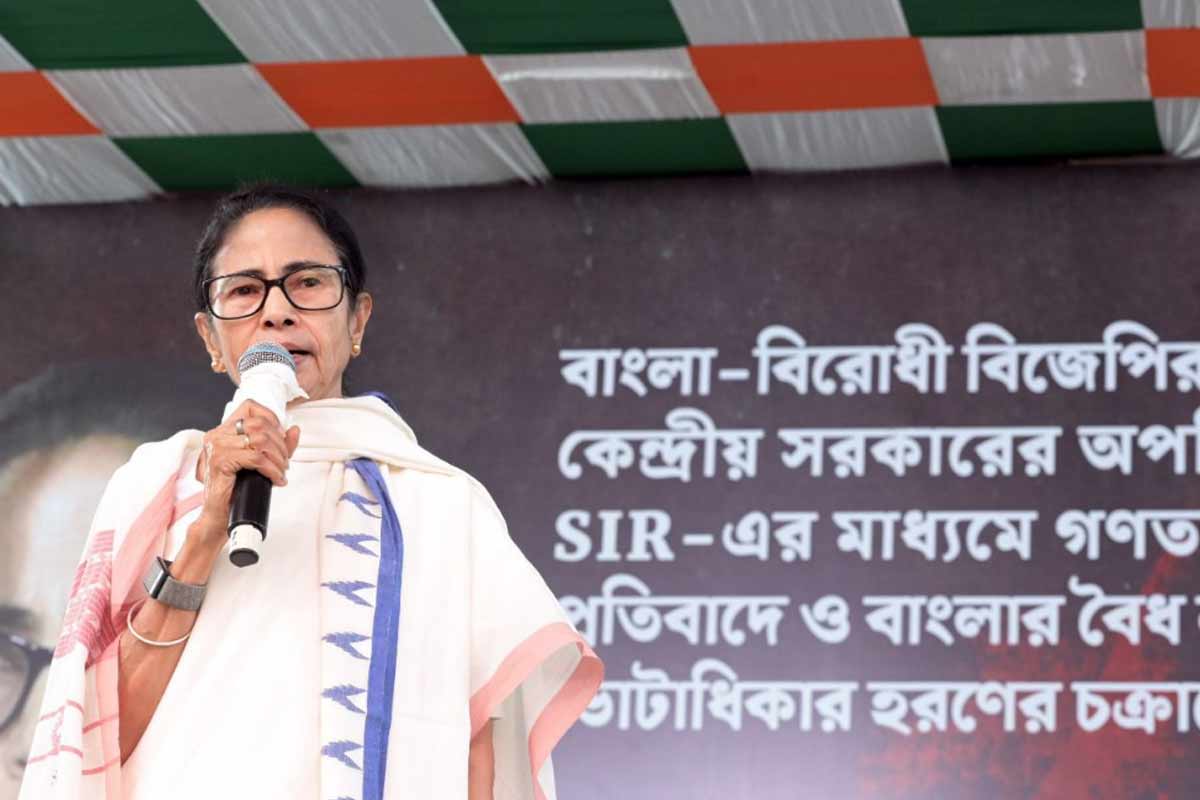 ‘বাংলা-বিহার ভাগ করে কেন্দ্রশাসিত অঞ্চল! দিল্লিতে সরকার ফেলে দেব’, ধরনামঞ্চে হুঁশিয়ারি মমতার