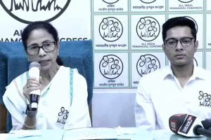 বঙ্গে রাষ্ট্রপতি শাসন! ‘এত ভয় কীসের?’, ইস্তেহার প্রকাশের আগে বিজেপি-কমিশনকে তোপ মমতার