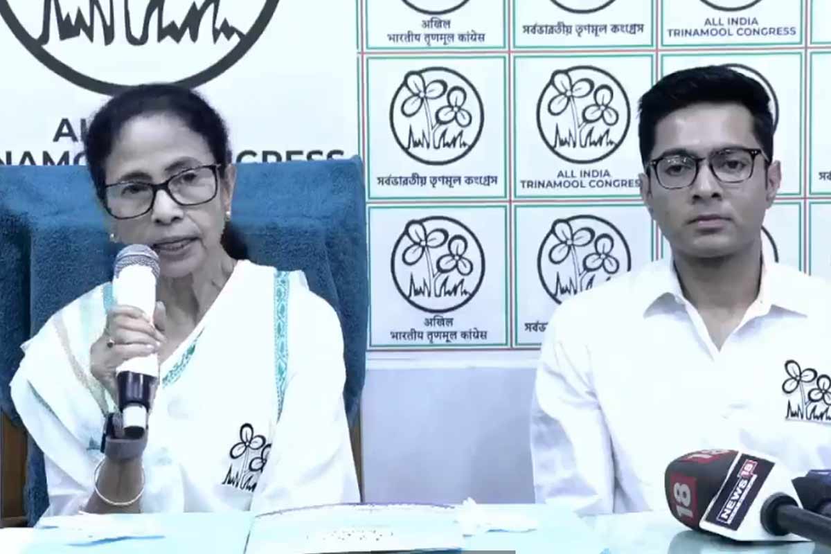 বঙ্গে রাষ্ট্রপতি শাসন! ‘এত ভয় কীসের?’, ইস্তেহার প্রকাশের আগে বিজেপি-কমিশনকে তোপ মমতার