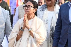 যুদ্ধ পরিস্থিতিতে জ্বালানির মূল্যবৃদ্ধি, কেন্দ্রকে দায়ী করে সোমে রাজপথে মমতা