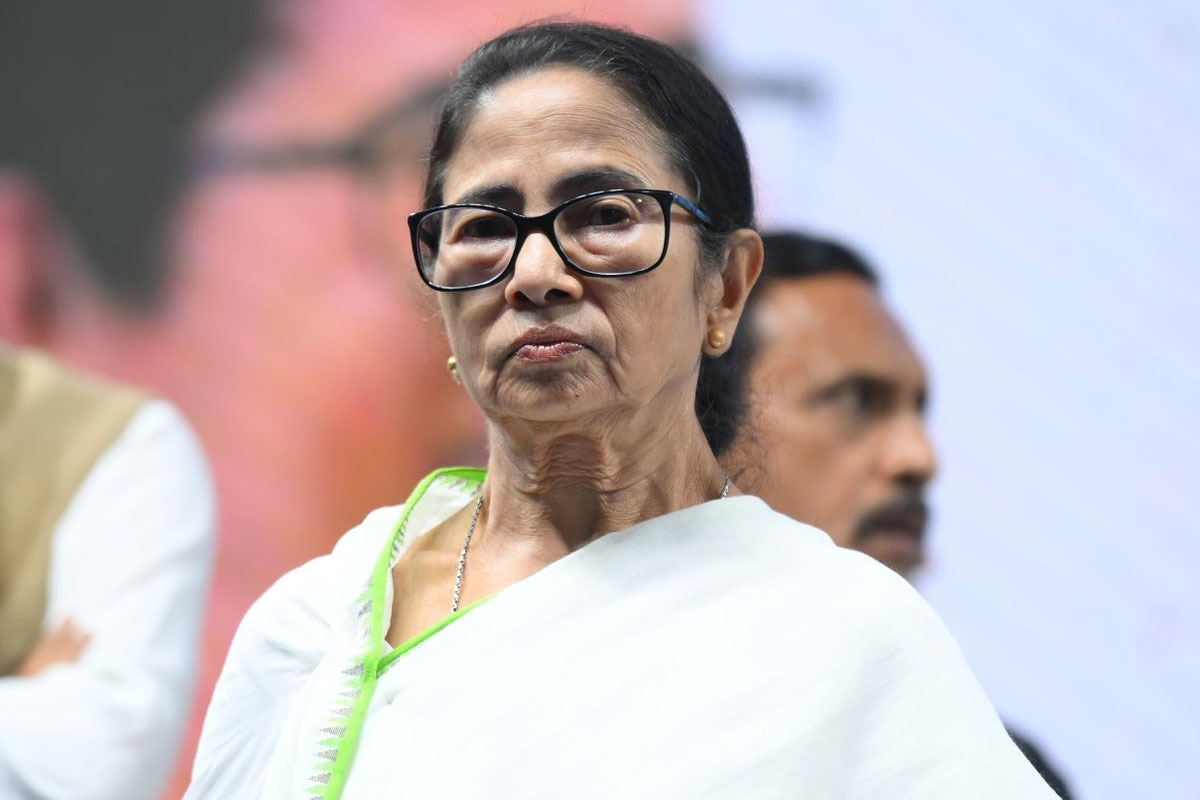 দেড়ঘণ্টা আকাশে চক্কর, অবশেষে দুর্যোগ মাথায় দমদমে নামল মমতার বিমান