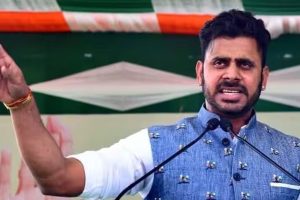 ‘অন্য দলের অফার আছে’, টিকিট না পেয়ে ‘অভিমানী’ দিদির ‘দুঃসময়ের সৈনিক’ মনোজ তিওয়ারি
