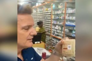 ‘অবিশ্বাস্য! কী করে…’ ভারতে ওষুধ কিনতে গিয়ে চমকে উঠলেন অস্ট্রেলীয়, ভাইরাল ভিডিও