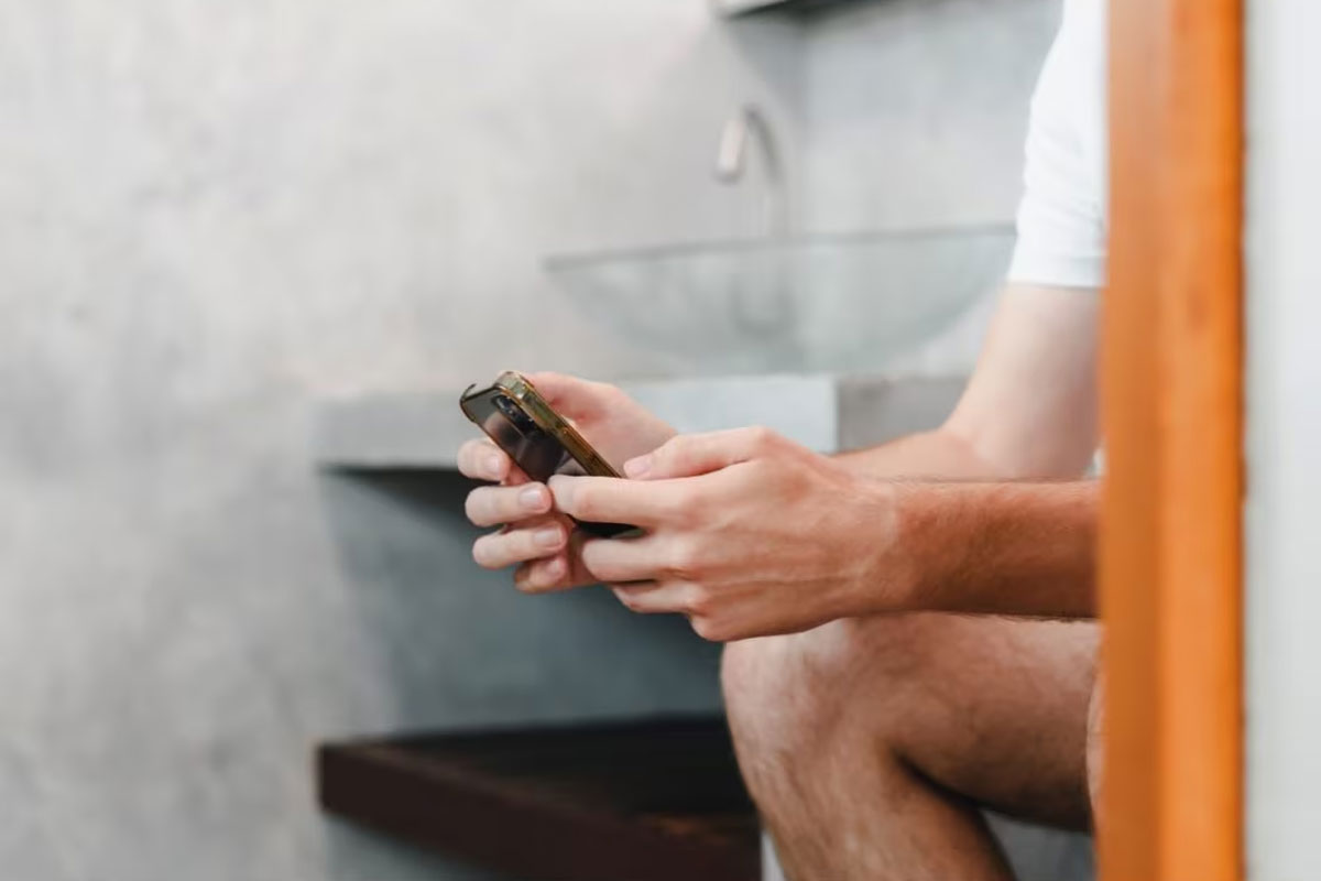 why you should not take phone to bathroom