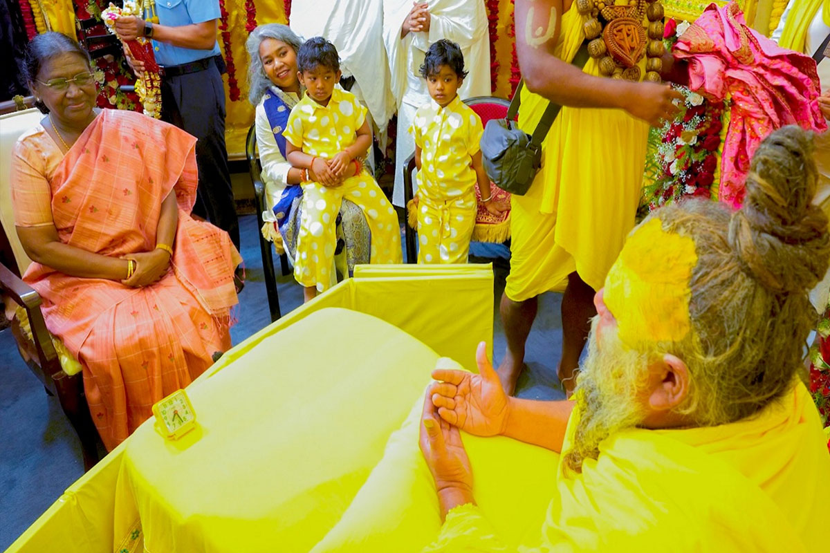 বৃন্দাবনে আধ্যাত্মিকতায় ‘ডুব’ রাষ্ট্রপতি মুর্মুর, সাক্ষাৎ প্রেমানন্দ মহারাজের সঙ্গে