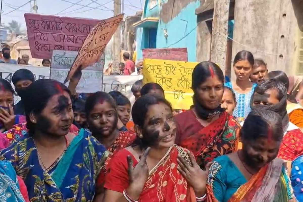 রঙিন নয়, কারখানায় দূষণের প্রতিবাদে অভিনব ‘ব্ল্যাক হোলি’ পুরুলিয়ার শিল্পাঞ্চলে