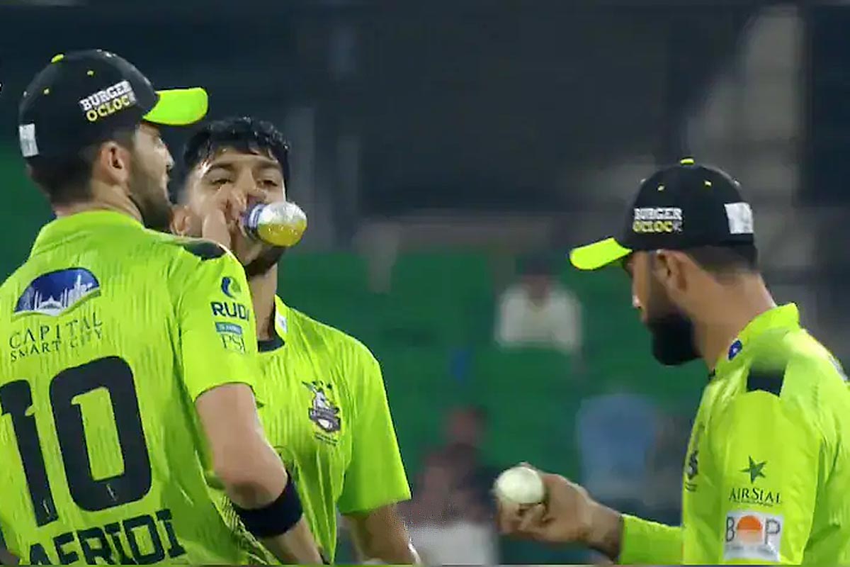 আবারও বিতর্কে পিএসএল, বল বিকৃত করতে গিয়ে হাতেনাতে ধরা পড়লেন পাক ক্রিকেটার!