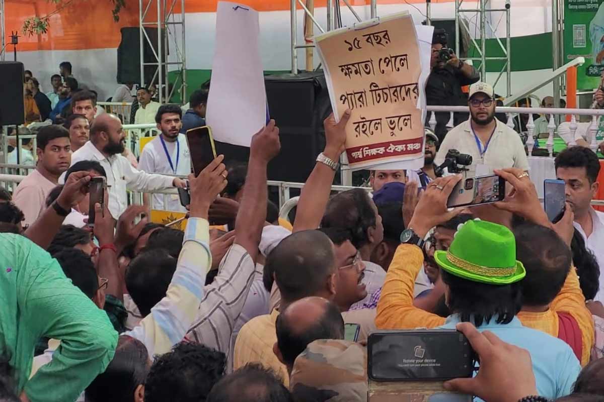 মমতার মঞ্চে আচমকা বিক্ষোভ পার্শ্বশিক্ষকদের, ‘এসবের পিছনে বিজেপি’, বললেন তৃণমূল নেত্রী