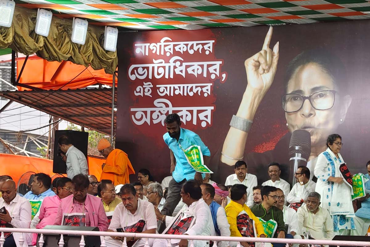 মমতার ধরনা মঞ্চে প্রতীক
