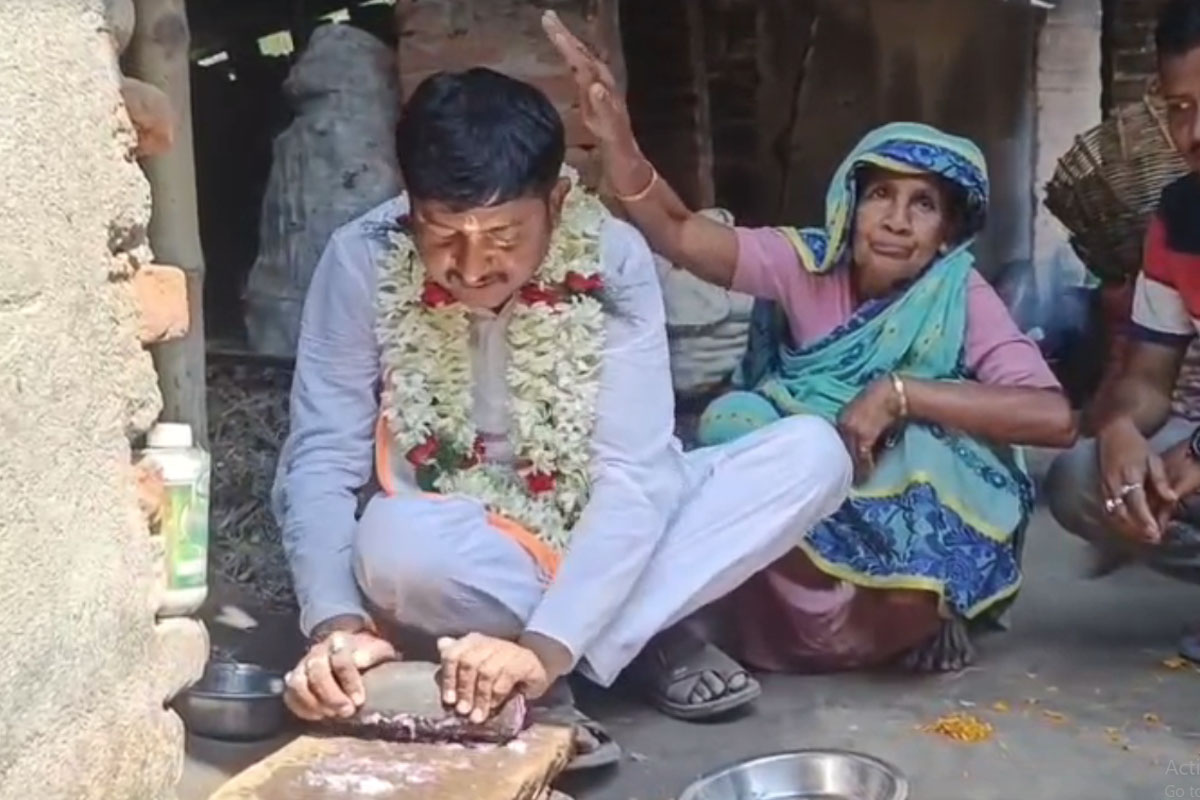 রুটি বেলা থেকে মশলা বাটা! প্রচারে বেরিয়ে গেরস্থালির কাজ সারছেন তৃণমূল প্রার্থী