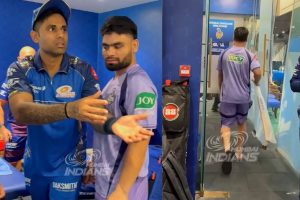 ম্যাচ শেষে মুম্বই ড্রেসিংরুম থেকে ব্যাট ‘চুরি’ রিঙ্কুর, ধরা পড়ে দোষ চাপালেন নাইট সতীর্থের ঘাড়ে!