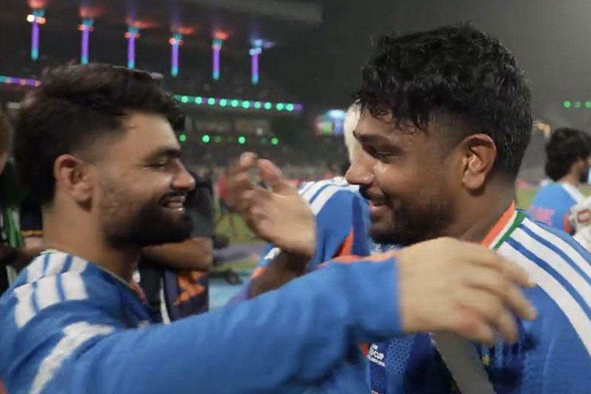 ইডেনে ম্যাচের মাঝে সঞ্জুর ব্যাট ‘চুরি’, ধরা পড়তেই একগাল হাসি রিঙ্কুর মুখে!