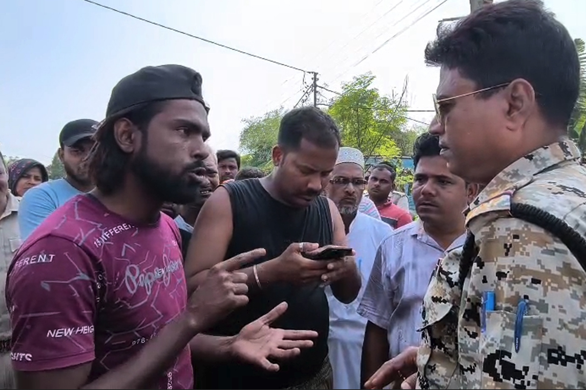 এসআইআরে নাম বাদ নিয়ে ক্ষোভ! ঘাটাল-পাঁশকুড়া রাজ্য সড়ক অবরোধ বিক্ষোভকারীদের
