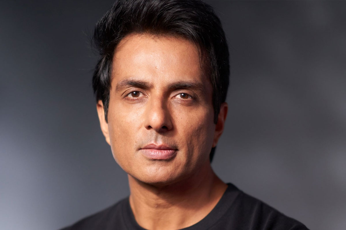 যুদ্ধের আবহে ফের ত্রাতার ভূমিকায় সোনু সুদ, দুবাইয়ে আটকে থাকা সকলকে বিনামূল্যে আস্তানার আশ্বাস