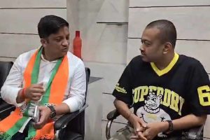 প্রচারে বেরিয়ে ‘বন্ধু’ শুভ্রাংশুর বাড়িতে বিজেপি প্রার্থী, সৌজন্য নাকি কৌশল? বীজপুরের বাতাসে গুঞ্জন