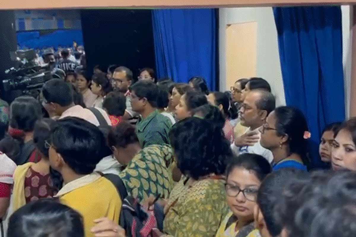 ভোটে প্রিসাইডিং অফিসাররাই ‘বিচারাধীন’! বারাসতের নির্বাচন দপ্তরে বিক্ষোভে শতাধিক শিক্ষক