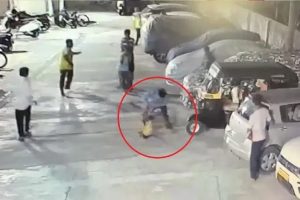 পাড়ার ঝগড়া, পড়শির শিশুকে পা ধরে তুলে মাটিতে আছাড় যুবকের! প্রকাশ্যে হাড়হিম ভিডিও