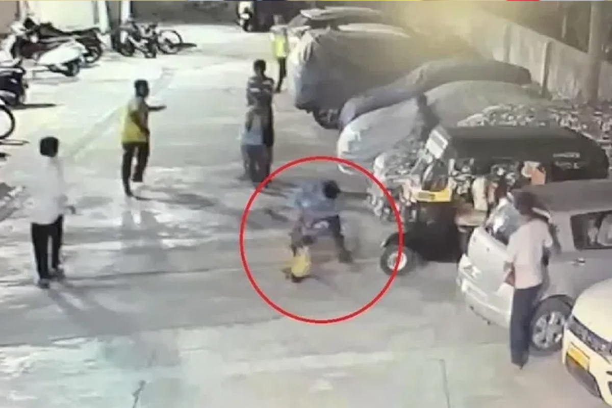 পাড়ার ঝগড়া, পড়শির শিশুকে পা ধরে তুলে মাটিতে আছাড় যুবকের! প্রকাশ্যে হাড়হিম ভিডিও