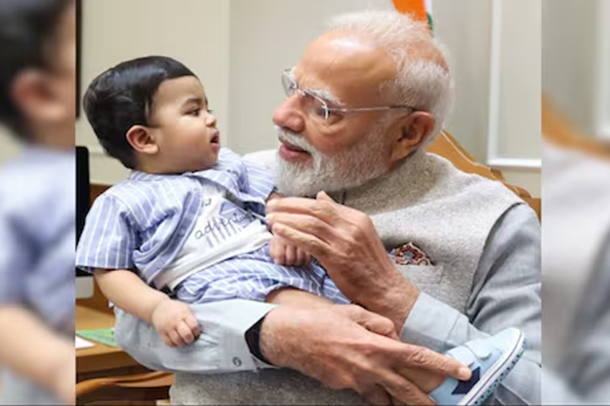 ‘ছোট্ট বন্ধু’র সঙ্গে খেলায় মেতে মোদি, পোস্ট ভাইরাল হতেই কৌতূহল, কে এই খুদে?