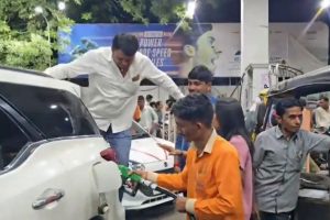 দেশে জ্বালানি সংকট, অতিরিক্ত তেল ভরতে গাড়ির উপরে লাফ! রাজস্থানের পেট্রল পাম্পের ভিডিও ভাইরাল
