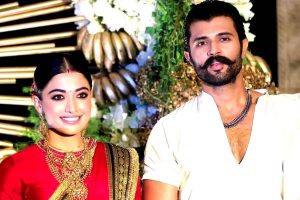 কুসংস্কার ভুলে রিসেপশনে কালো পাড়ের শাড়িতে রশ্মিকা, বিজয়ের সাজের নেপথ্যে গভীর কারণ