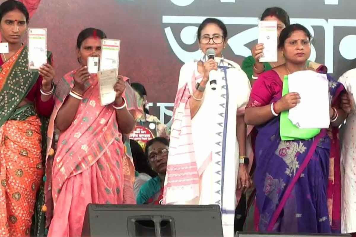 ধরনা মঞ্চে ভবানীপুরের ‘ভূত’,  বিচার চাইলেন ভোটাররা!