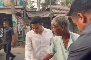 ফের মানবিক অভিষেক, বৃদ্ধ সাইকেল থেকে পড়ে যেতে কনভয় থামিয়ে ছুটে এসে প্রশ্ন, ‘চোট লেগেছে?’