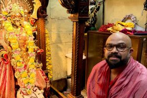 ‘অদ্ভুত ঐশ্বরিক অনুভূতি’, লেক কালীবাড়ির মা করুণাময়ীকে সাজিয়ে আধ্যাত্ম চেতনায় বিভোর অভিষেক