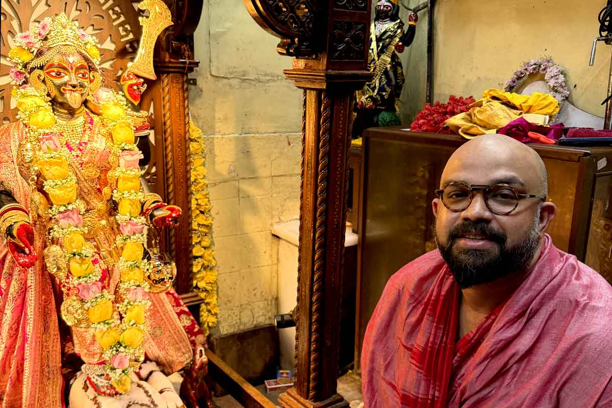 ‘অদ্ভুত ঐশ্বরিক অনুভূতি’, লেক কালীবাড়ির মা করুণাময়ীকে সাজিয়ে আধ্যাত্ম চেতনায় বিভোর অভিষেক