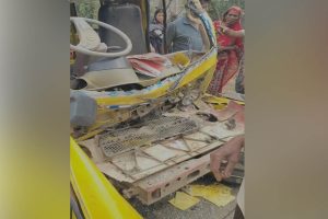 সাদা ইউনিফর্ম রক্তে লাল! দাঁড়িয়ে থাকা ডাম্পারে ধাক্কা স্কুল ভ্যানের, গুরুতর জখম ২৫ পড়ুয়া