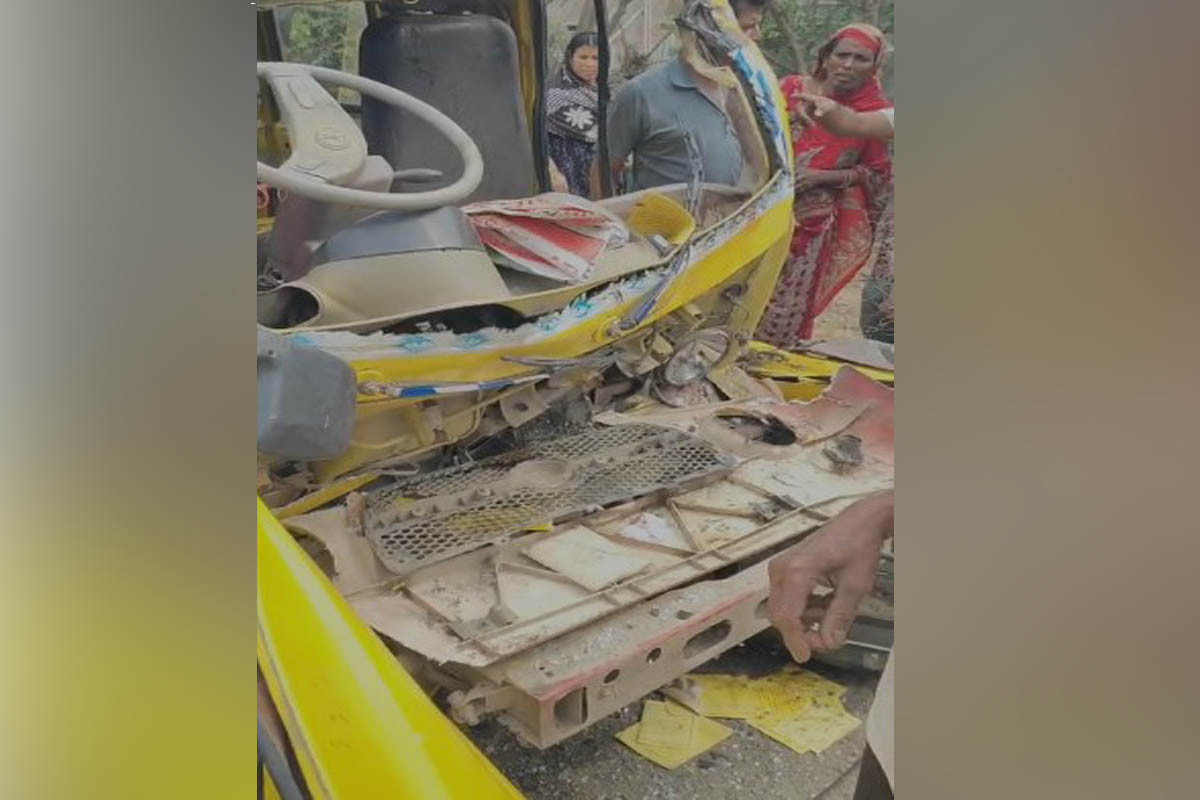 সাদা ইউনিফর্ম রক্তে লাল! দাঁড়িয়ে থাকা ডাম্পারে ধাক্কা স্কুল ভ্যানের, গুরুতর জখম ২৫ পড়ুয়া
