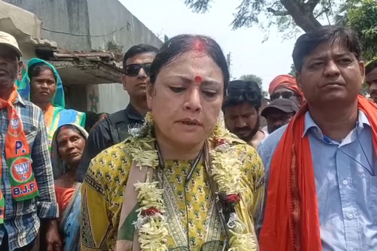 দরজা-জানলা বন্ধ, অগ্নিমিত্রাকে দেখে বাইরে এলেন না বাসিন্দারা! প্রচারে গিয়ে ‘বিব্রত’ বিজেপি প্রার্থী