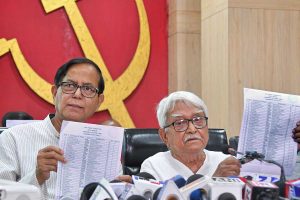 রক্তক্ষরণে দুর্বল বামজোটের ‘বড়দা’ সিপিএম, প্রার্থী তালিকায় ‘সমঝোতা’র পথেই হাঁটল আলিমুদ্দিন!